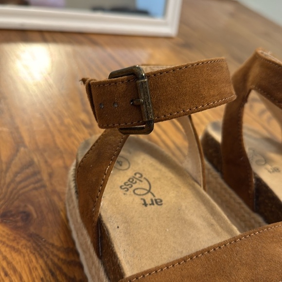 Art Class Sandals - Kids 4/Women’s 6 - Picture 4 of 6